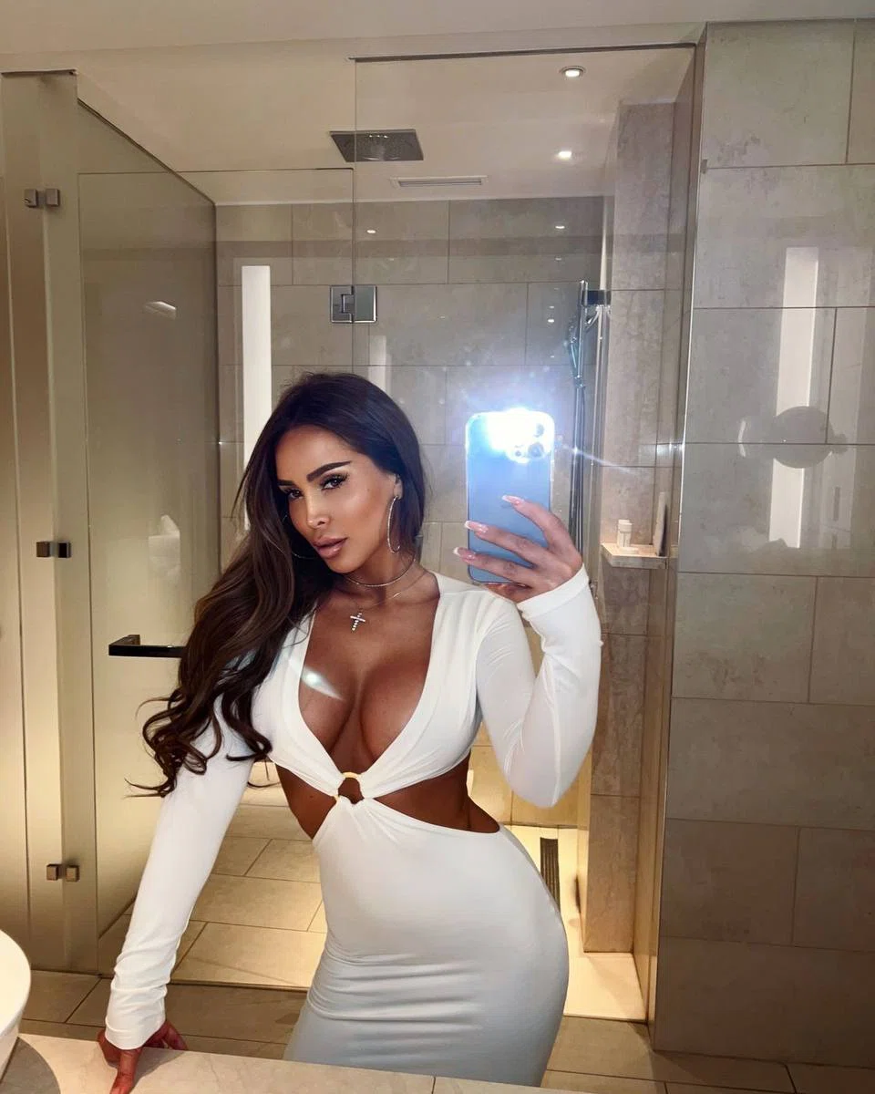 Giuli, escort in Paris
